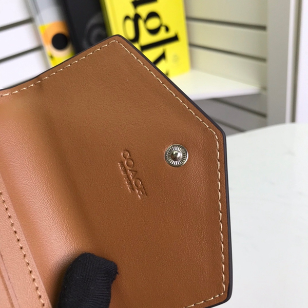 コーチ財布着用イメージ